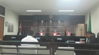 Tangis Terdakwa Korupsi Akses Pelabuhan Warnasari Pecah Saat Bacakan Pledoi, Minta Keringanan Hukum