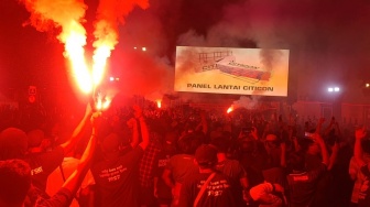 Ratusan Bonek Padati Polrestabes Surabaya, Persebaya Taklukkan Arema FC