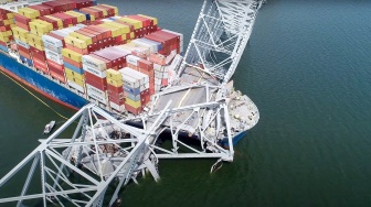 Tangkapan layar dari Dewan Keselamatan Transportasi Nasional, menunjukkan bagian rangka baja Jembatan Francis Scott Key yang berada di atas kapal kontainer Dali setelah jembatan itu runtuh di Baltimore, Maryland, Amerika Serikat, Selasa (26/3/2024). [AFP]