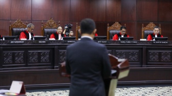 Capres nomor urut satu, Anies Baswedan saat mengikuti sidang perdana perselisihan hasil Pilpres 2024 di Gedung Mahkamah Konstitusi, Jakarta, Kamis (27/3/2024). [Suara.com/Alfian Winanto]