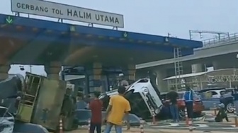 Breaking News! Kecelakaan Beruntun di Gerbang Tol Halim Libatkan 5 Mobil