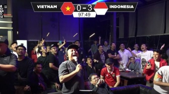 Bung Towel Lemas Lihat Timnas Indonesia Bantai 3-0 Vietnam, Netizen: Dia Warga Mana Sih?