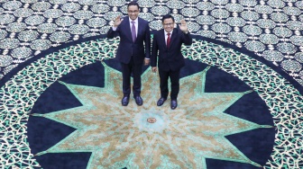 Pasangan Capres-Cawapres nomor urut satu, Anies Baswedan (kiri) dan Muhaimin Iskandar (kanan) saat mengikuti sidang perdana perselisihan hasil Pilpres 2024 di Gedung Mahkamah Konstitusi, Jakarta, Kamis (27/3/2024). [Suara.com/Alfian Winanto]