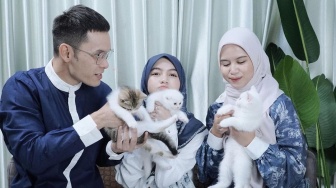 6 Foto Terbaru Pemotretan Keluarga Ben Kasyafani, Kucing Kesayangan Diajak