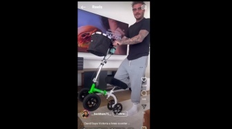 Kaki Istrinya Cedera, David Beckham Belikan Skuter Mini Roda Empat dan Ajarkan Wheelie