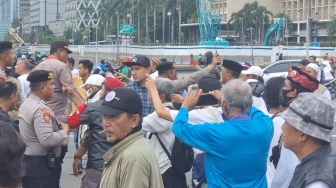 MK Gelar Sidang Perdana Sengketa Pilpres, 2 Massa Bentrok hingga Hujan Batu di Patung Kuda!