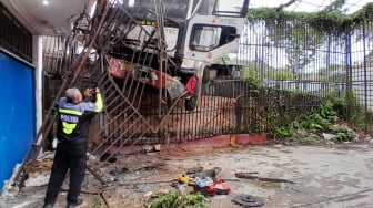 Truk Kontainer Hilang Kendali di Tanjakan Mazda Balikpapan, 1 Orang Tewas