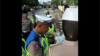 Viral! Momen Polisi Bagi-bagi Takjil Tapi Gak Ada yang Lewat: Orang Kira Sweeping