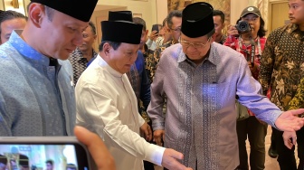 Disambut Hangat Tuan Rumah di Acara Bukber Partai Demokrat, Prabowo Malah Minta SBY Masuk Duluan