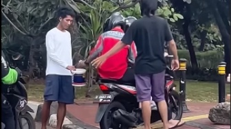 Viral Pemotor Melintas Di Trotoar Kena 'Pajak' Gerombolan Pemuda, Netizen Geram