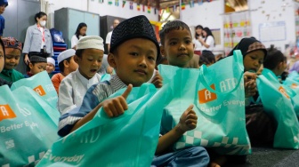 Anak-anak mengikuti acara Takjil Gratis In Friday (TGIF) Suara Hati Ramadan di Sekolah Alternatif untuk Anak Jalanan (SAAJA), Jakarta, Kamis (28/3/2024). [Suara.com/Alfian Winanto]