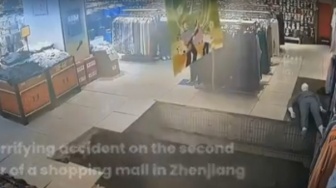 Ngeri! Sedang Berbelanja, Pengunjung Tiba-tiba Terjerembab di Lubang Besar Lantai Mal China