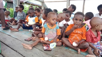 Penuhi Gizi Anak-anak Papua, Telur Rebus Hingga Wafer Dibagikan