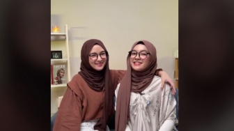 Potret Kemiripan Eca Aura dan Nissa Sabyan saat Bikin Konten Bareng, Bak Saudara Kembar