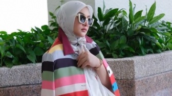 Outfit Putih ala Syahrini: Pakai Tas Favorit Konglomerat, Hijab Produk Lokal