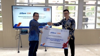 Dukung Pendidikan Berkualitas di Indonesia, Dahua Serahkan Interactive Board ke FEB Kampus Ini