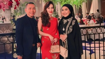 Umi Kalsum Kirim Doa dari Makkah Usai Kehadirannya di Ultah Ayu Ting Ting Dipertanyakan