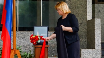 Aksi Doa Bersama dan Tabur Bunga untuk Korban Tragedi Moskow di Kedubes Rusia