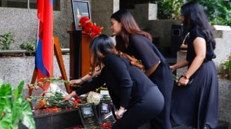 Massa menabur bunga di depan Piagam peringatan saat mengikuti aksi doa bersama untuk Tragedi Moskow di Kedutaan Besar Rusia, Jakarta, Jumat (29/3/2024). [Suara.com/Alfian Winanto]