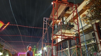 Menjelang Perayaan Tumbilotohe di Gorontalo, Lampu-lampu Mulai Terpasang