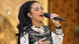 Gagal Comeback ke Senayan, Kris Dayanti Nyanyi di Mall: Outfitnya Gak Kaleng-kaleng