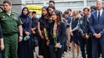 Massa saat mengikuti aksi doa bersama untuk Tragedi Moskow di Kedutaan Besar Rusia, Jakarta, Jumat (29/3/2024). [Suara.com/Alfian Winanto]