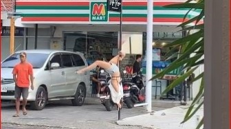 Bule Pamer Pole Dance di Jalanan Depan Mini Market, Pria yang Lewat Tak Peduli