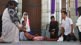 Sejumlah umat kristiani saat menggelar prosesi Jalan Salib pada peringatan Jumat Agung di Gereja Katedral, Jakarta , Jumat (29/3/2024). [Suara.com/Alfian Winanto]

