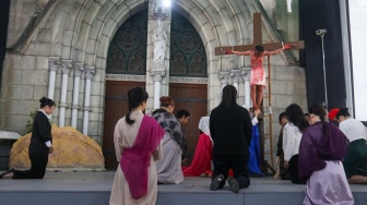 Melihat Pengorbanan Yesus Kristus dalam Prosesi Jalan Salib di Gereja Katedral Jakarta