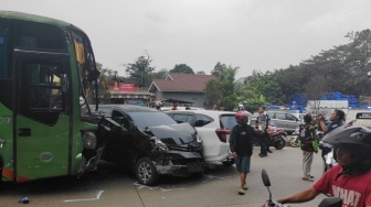 Kecelakaan Beruntun di Cibubur, Truk Batu Hajar Bus TransJabodetabek dan 2 Mobil