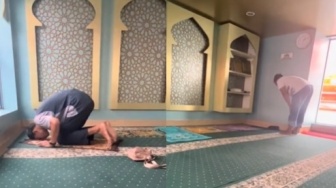 Viral 2 Penumpang Kapal Salat dengan Kiblat Berbeda di Waktu Bersamaan, Kok Bisa?