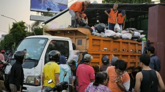Tumpukan Sampah Lebaran di Tangsel Capai 600 Ton Per Hari, Petugas Kebersihan Kewalahan