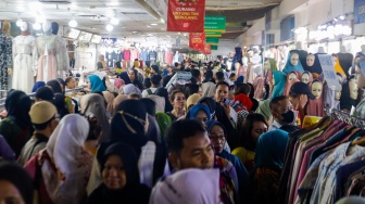 Jelang Lebaran, Warga Serbu Pasar Tanah Abang untuk Belanja Baju Baru