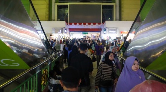 Warga memilih baju lebaran di Pasar Tanah Abang, Jakarta, Senin (1/4/2024). [Suara.com/Alfian Winanto]