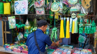 Aktivitas pembeli saat melihat pernak-pernik Ramadhan dan Lebaran di Pasar Asemka, Jakarta, Selasa (2/4/2024). [Suara.com/Alfian Winanto]