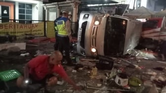 Warung di Cengkareng Porak-Poranda Dihajar Minibus Jelang Sahur, 3 Orang Luka-luka