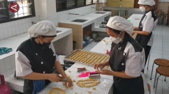 Salut! Capai 600 toples, Siswa SMK Marsudirini Solo Jual Kue Kering hingga ke Luar Pulau Jawa