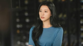 Gampang Ditiru! 3 Ide Outfit Kasual Kim Ji Won di 'Queen of Tears'