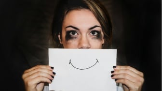 Mengenal Smiling Depression, Si Bahagia Tapi Menderita