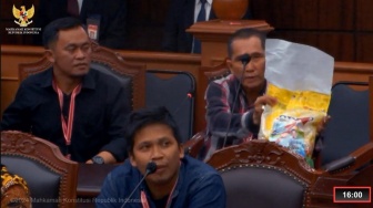 Bersaksi di Sidang MK, Warga Medan Boyong Sekarung Beras Bulog Berstiker Prabowo-Gibran