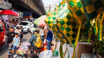 Aktivitas pembeli saat melihat pernak-pernik Ramadhan dan Lebaran di Pasar Asemka, Jakarta, Selasa (2/4/2024). [Suara.com/Alfian Winanto]