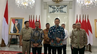 Menteri ATR/BPN Serahkan Sertifikat Tanah di Sulawesi Tenggara, Perbincangkan Unsur Ekonomi dan Keadilan