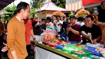 Berburu Takjil di Jambi, Ini Sederet Makanan Favorit yang Diborong Jokowi