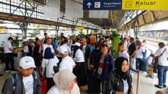 Sejumlah pemudik menunggu kedatangan kereta di Stasiun Pasar Senen, Jakarta, Rabu (3/4/2024). [Suara.com/Alfian Winanto]