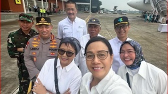 Tunggu Jokowi, Sri Mulyani Ajak Para Menteri Selfie : Menyala Abangkuh