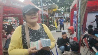 Cuan Jelang Lebaran, Jasa Tukar Uang Baru di Terminal Kalideres Raup Keuntungan Rp 500 Ribu Sehari!