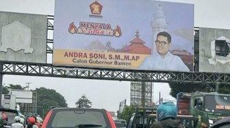 Bilbord Andra Soni Calon Gubernur Banten Terpampang di Terminal Pakupatan: Menyala Abangkuh!