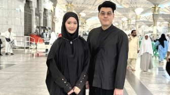 8 Potret Asty Ananta Umrah Bareng Suami, Penuh Haru dan Syukur