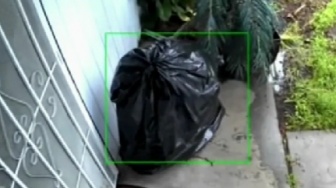 Cerdik, Pencuri Paket Nyamar Jadi Kantong Sampah Curi Paket di Depan Rumah