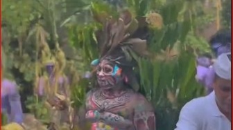 Ngerebeg di Desa Adat Tegalalang, Iring-iringan Warga Dengan Wajah Diwarnai